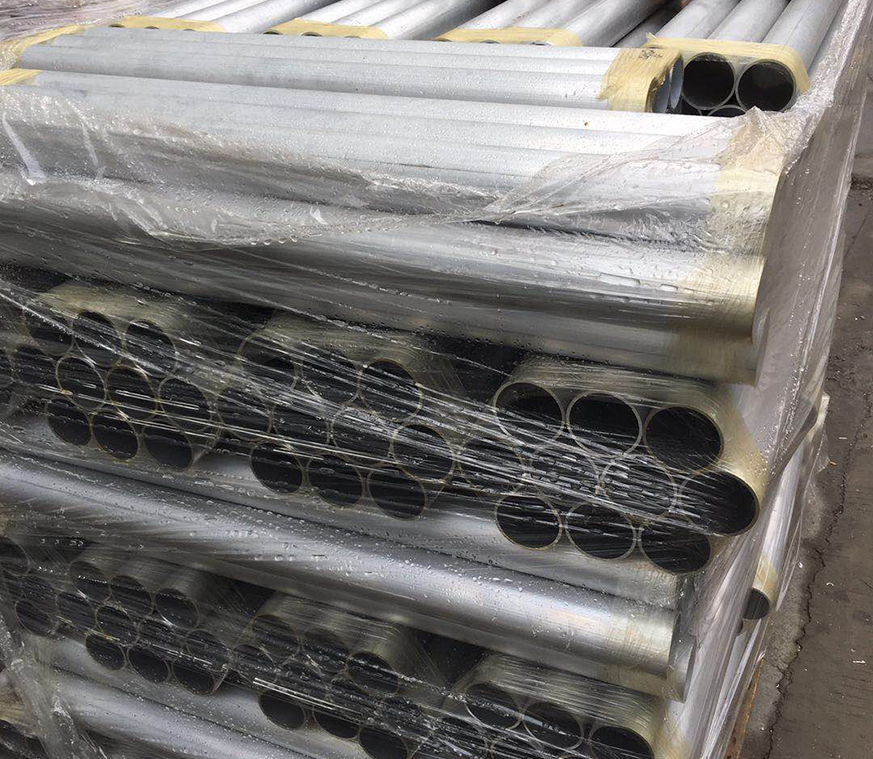 热处理：无论是哪一种热处理工艺，都是由加热、保温文冷却三个阶段组成的。因而，整个工艺进程都可以用加热速度、加热温度、保温时刻、冷却速度和总的连续时刻来描绘。  根本热处理首要包含：退火、淬火、时效或回火；  1、均匀化退火——用于消除或减少铸态合金非平衡状况的热处理，凭借高温时合金内部原子的扩散，使铸锭晶内化学成分分布均匀，组织到达或挨近平衡状况，盖伞合金中第二相的形状和分布，进步合金塑性，改善加工性能和最终使用性能；  2、淬火——将金属合金从固态下的高温态以过冷或过饱和方式固定到室温，或使高温相在冷却时转变成另一种晶体结构的亚稳状况；首要意图是为了取得过饱和固溶体，为后续的时效做好组织准备；  3、时效或回火——室温或保持或加热使过饱和固溶体分解的热处理；淬火得到的过饱和固溶体，具有较高的能量状的亚稳相，在一定温度或许室温保持较长时刻，它就会相较低能量的稳定态转化，即过饱和固溶体发生分解；因此，没有淬火处理，就无所谓时效或回火。